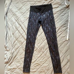 Lululemon Leggings Size 4. Geometric print black and blue/purple.